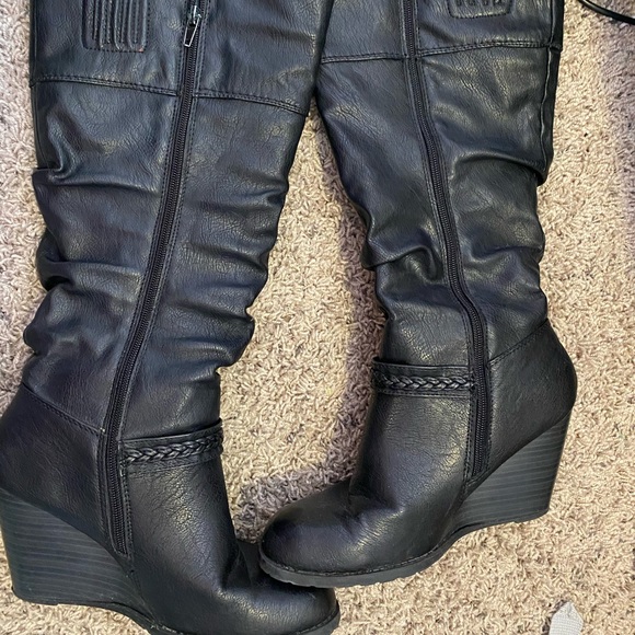 Leather, heeled boots. - Picture 3 of 4